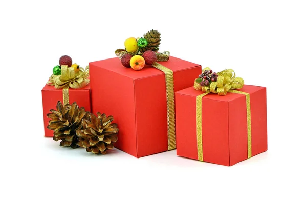 Рождественская красная коробка посылок. Изоляция. Новый год . — стоковое фото