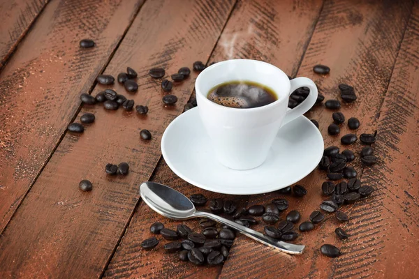 Šálek kávy a kávových zrn. Detail. — Stock fotografie