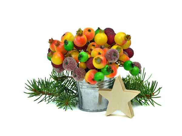 Праздничные украшения. Деревянная звезда, дерево и замороженные ягоды. Изола — стоковое фото