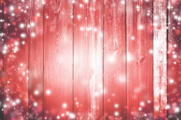 Rode houten achtergrond in de sneeuw. Nieuwjaar. Magie. Sneeuwstorm, flash. — Stockfoto