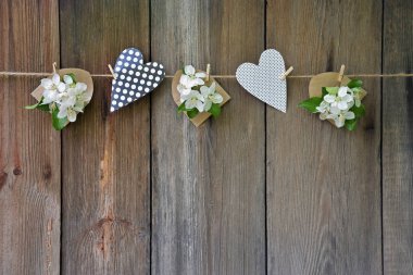 Apple ve ahşap plakalar üzerinde kalp çiçekler. Arka plan.