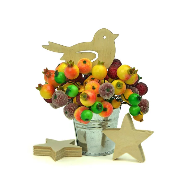 Ahşap kuş ve yıldız, meyve: tüm tatil için. Noel. — Stok fotoğraf