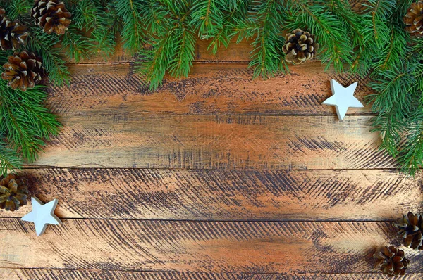 Árvore de Natal, cones, estrelas sobre fundo de madeira. Bac de Natal — Fotografia de Stock