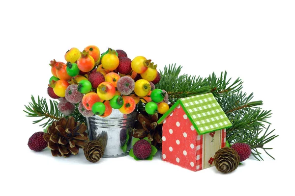 Roztomilý vánoční výzdoba. Vánoční strom, hračky, šišky. Izolovaný. — Stock fotografie