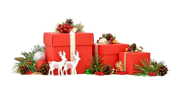Красная подарочная коробка, олени и сосны. Изоляция. Рождество . — стоковое фото