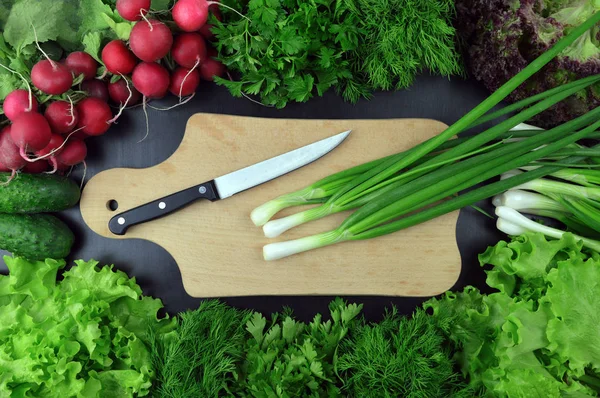 Зеленый лук и нож. Концепция: приготовление пищи. Саммер. Диета . — стоковое фото