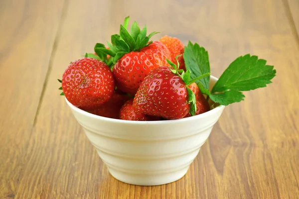 Gesunde Erdbeere. natürliche Vitamine. Nahaufnahme. — Stockfoto