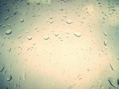 Damla hafif bir arka plan üzerinde. Çiğ. Yakın çekim.