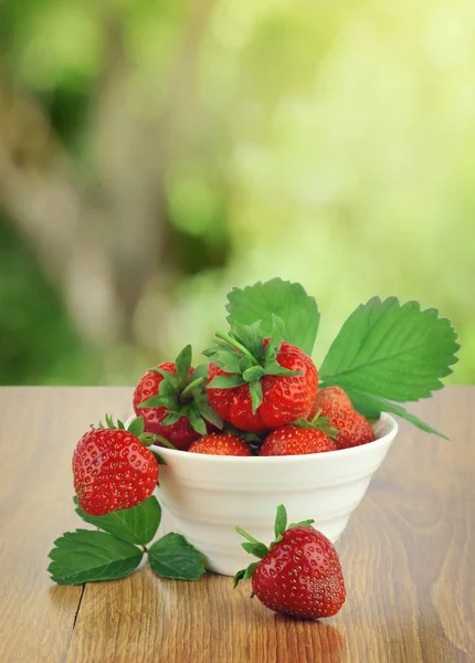 Rote Erdbeeren in einer Schüssel. Nahaufnahme. — Stockfoto