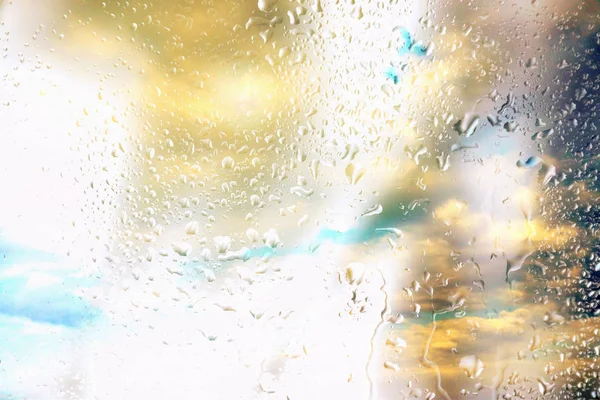 Gouttes sur le verre et le soleil après un orage. Contexte — Photo