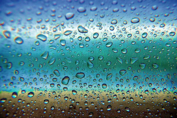 Gotas de agua sobre un fondo verde. Primer plano . — Foto de Stock