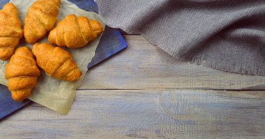 sıcak ve lezzetli bir kahvaltı. Bir tepsi üzerinde ay çöreği. Üstten Görünüm.