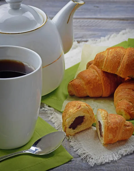 Çikolata ile dilimlenmiş kruvasan. Yakın çekim. Öğle Yemeği.