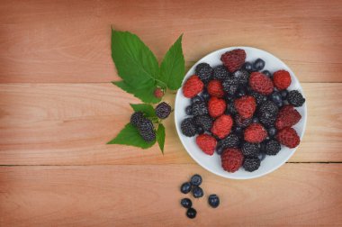 Lezzetli meyveler bir plaka üzerinde. Gıda arka plan.