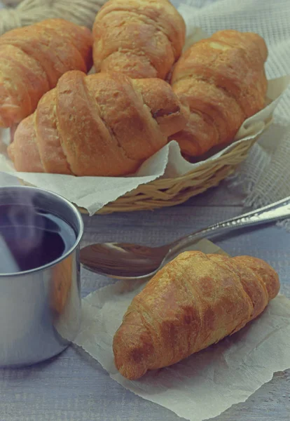 Morning. Snack. Croissants and a cup of hot drink. Toning. — Stock Photo, Image