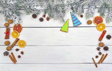 Kar ve baharatlar ile şenlikli çerezleri Noel ağacı dalları.