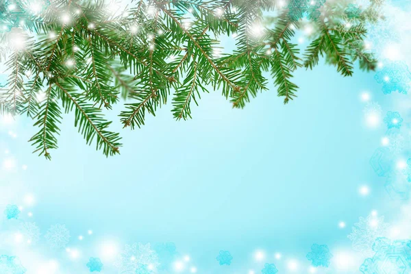 Kar ve köknar ağacı ile mavi arka plan. Noel. Yeni yıl. NAT — Stok fotoğraf