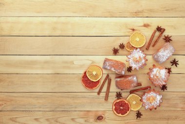 Güzel kokulu şenlikli ev yapımı hamur işleri ahşap arka plan üzerinde. Gıda 