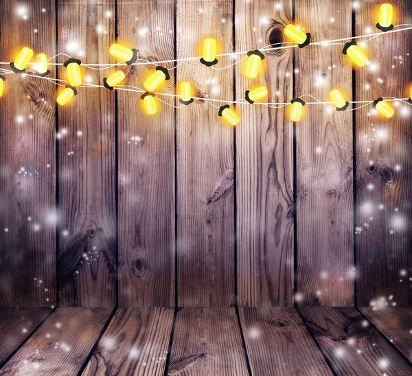 Girlande mit Lichtern. alten hölzernen Hintergrund. Festbeleuchtung. — Stockfoto