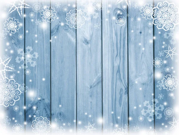 Blauer Holzhintergrund mit Schnee. Frost, Schneeflocken auf den Brettern. — Stockfoto