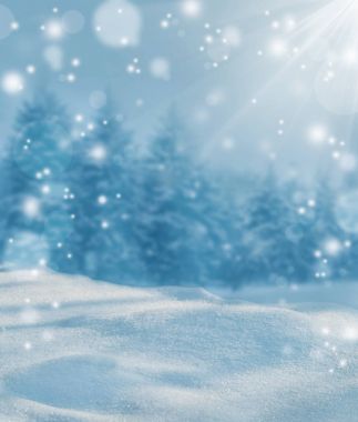 Kar üzerinde parlak güneş. Kış arka plan. Soğuk soğuk gün.