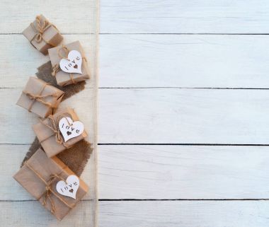  tatil hediye kutusu ahşap arka plan üzerinde. Ambalaj hediye paketi ve 