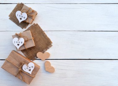  tatil hediye kutusu ahşap arka plan üzerinde. Ambalaj hediye paketi ve 