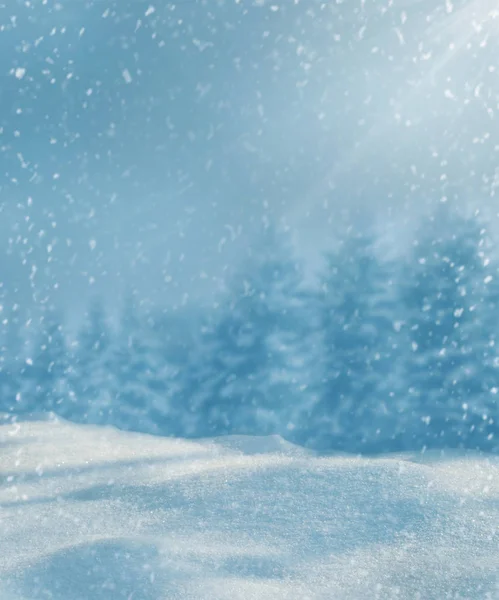 Kar üzerinde parlak güneş. Kış arka plan. Soğuk soğuk gün.