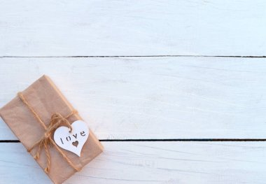  tatil hediye kutusu ahşap arka plan üzerinde. Ambalaj hediye paketi ve 