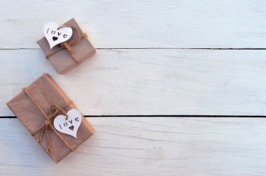  tatil hediye kutusu ahşap arka plan üzerinde. Ambalaj hediye paketi ve 