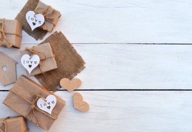  tatil hediye kutusu ahşap arka plan üzerinde. Ambalaj hediye paketi ve 