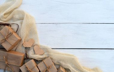  tatil hediye kutusu ahşap arka plan üzerinde. Ambalaj hediye paketi ve 