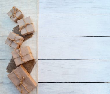  tatil hediye kutusu ahşap arka plan üzerinde. Ambalaj hediye paketi ve 