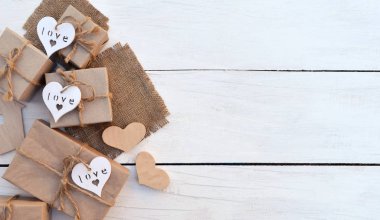  tatil hediye kutusu ahşap arka plan üzerinde. Ambalaj hediye paketi ve 