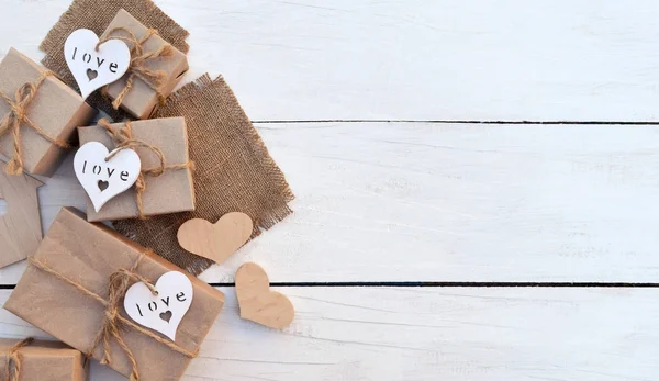  tatil hediye kutusu ahşap arka plan üzerinde. Ambalaj hediye paketi ve 