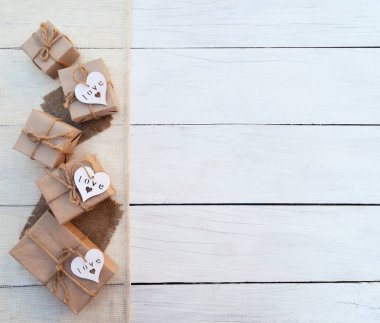  tatil hediye kutusu ahşap arka plan üzerinde. Ambalaj hediye paketi ve 