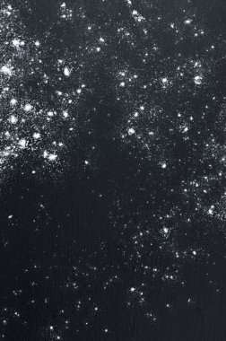 Mutfak arka plan. Koyu ahşap arka plan üzerinde un. Üstten Görünüm.