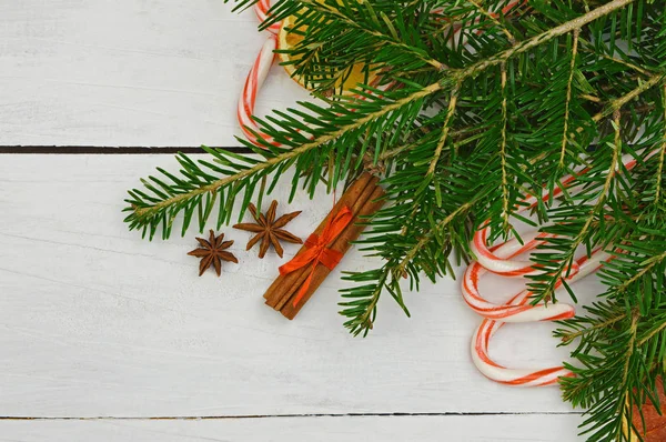 Decoração festiva: doces, frutas secas, canela, anis, Natal — Fotografia de Stock