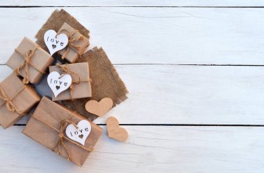  tatil hediye kutusu ahşap arka plan üzerinde. Ambalaj hediye paketi ve 