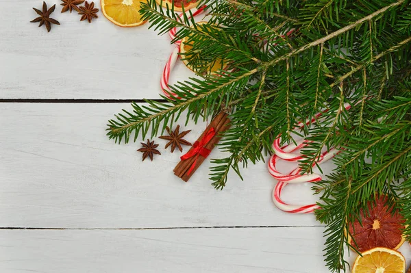 Decoração festiva: doces, frutas secas, canela, anis, Natal — Fotografia de Stock