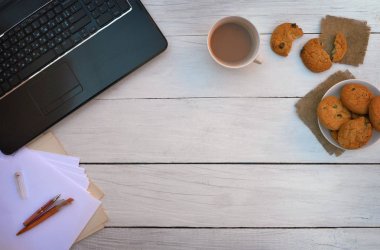 yarısı yenmiş bisküvi ve bitmemiş kahve, sabah acele. Usu