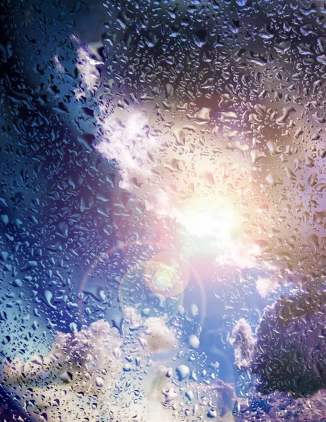 La pluie tombe sur le verre. Le ciel se dissipe après la pluie. Shini ! — Photo