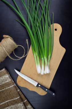 Yeşil soğan. Gıda arka plan. Bir kırsal settin içinde yararlı ürünler