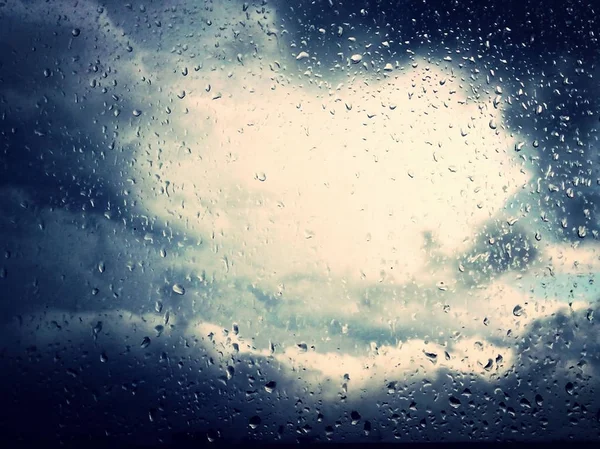 Regentropfen auf das Glas. Der Himmel klärt sich nach dem Regen auf. Schiiten — Stockfoto