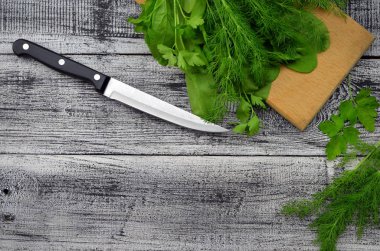 Ispanak, dereotu, kişniş, maydanoz. Bir kesme domuz üzerinde taze yeşillik