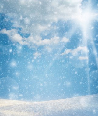 Bulutlu manzara, gökyüzünde kar taneleri. Şiddetli kar, kış 