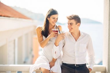 Sevgi dolu çift tatil tropikal resort Yüzme Havuzu üzerinde harcama. Yeni evliler balayına sahil. Couplr gerçek aşk. Flört ve duygular gösterilen. Affection.Celebrating yıldönümü. Surprise.Happiness.Making kadeh