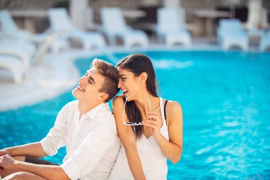 Sevgi dolu çift tatil tropikal resort Yüzme Havuzu üzerinde harcama. Yeni evliler balayına sahil. Gerçek aşk çift. Flört ve duygular gösterilen. Affection.Celebrating yıldönümü. Surprise.Happiness