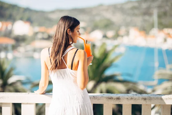 Mladá Žena Pestrý Koktejl Terase Hotelu Panoramatický Pohled Studená Lahodný — Stock fotografie