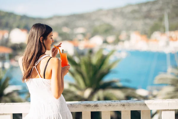 Ung Kvinna Njuter Färgglad Cocktail Panoramautsikt Hotellets Terrass Kall God — Stockfoto